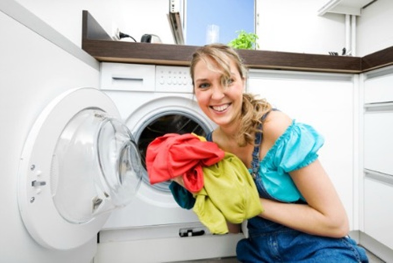 avivazwoman-in-laundry-room-448_tgh7g6