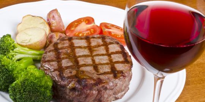 jedloA-glass-of-red-wine-is-effective-to-counteract-cholesterol-in-meat